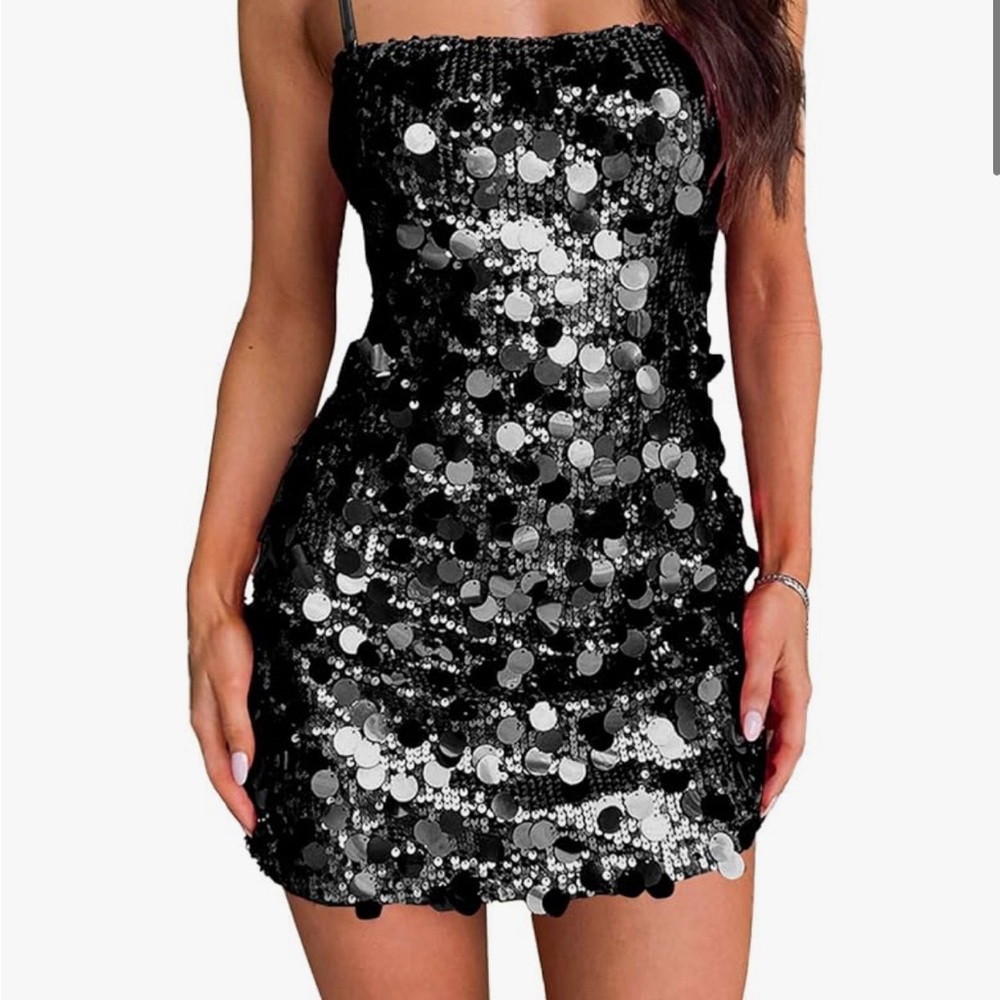 Hermoso vestido de fiesta ,corto ,con forro ,lentejuelas grandes y finos tirante